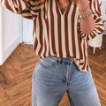 Braune Bluse mit V-Ausschnitt und halbärmeliger Legerbluse - Foto 4