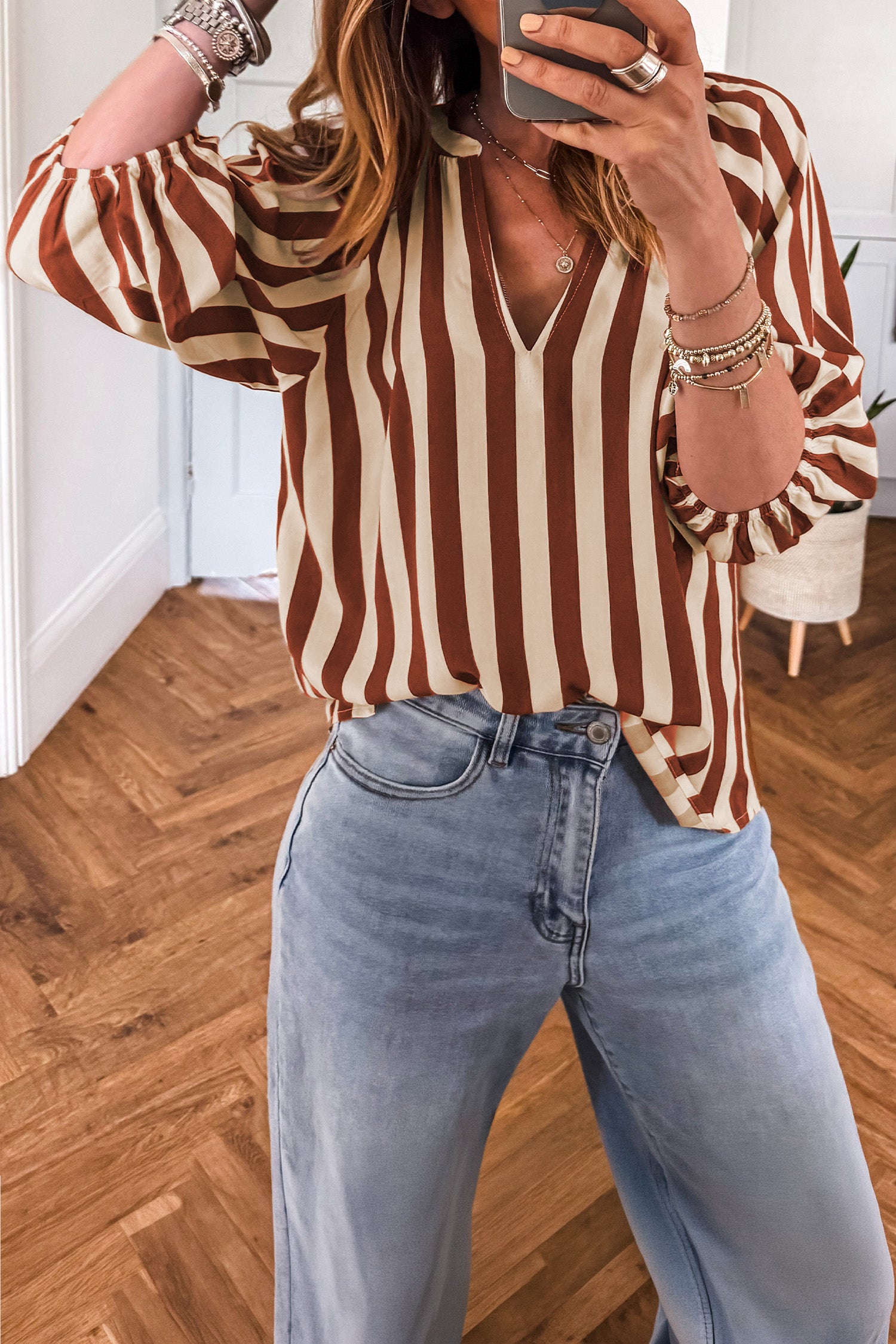 Braune Bluse mit V-Ausschnitt und halbärmeliger Legerbluse