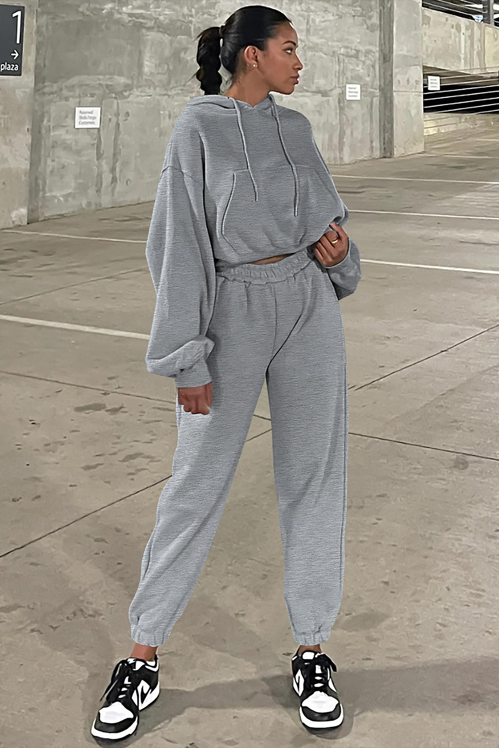 Set di felpe con cappuccio a spalla bassa grigia e set sportivo