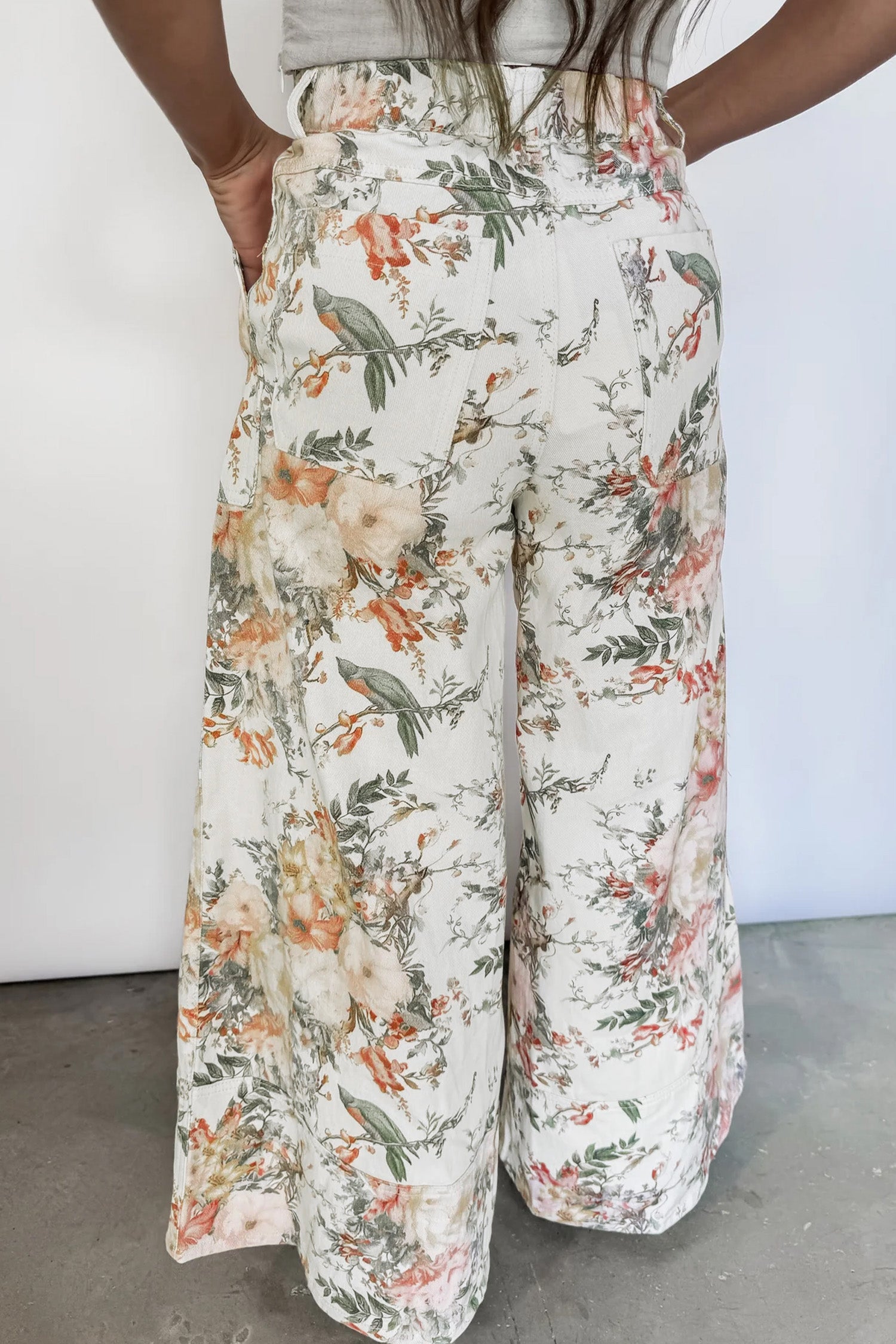 Jeans beige stile vintage a fiori a vita alta e gamba larga