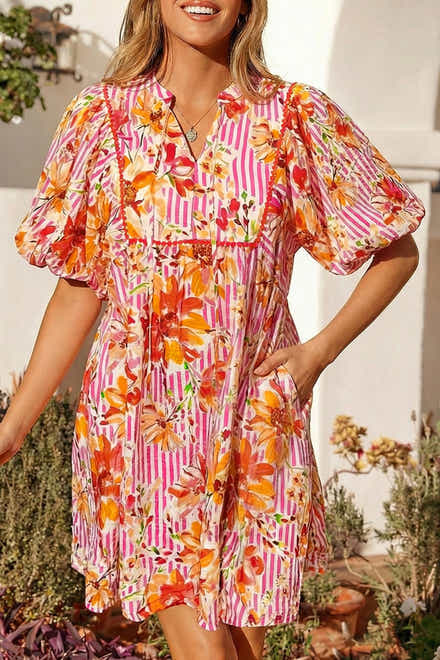 Vestido mini suelto suelto con estampado floral rosa con estampado floral y con cuello abotado