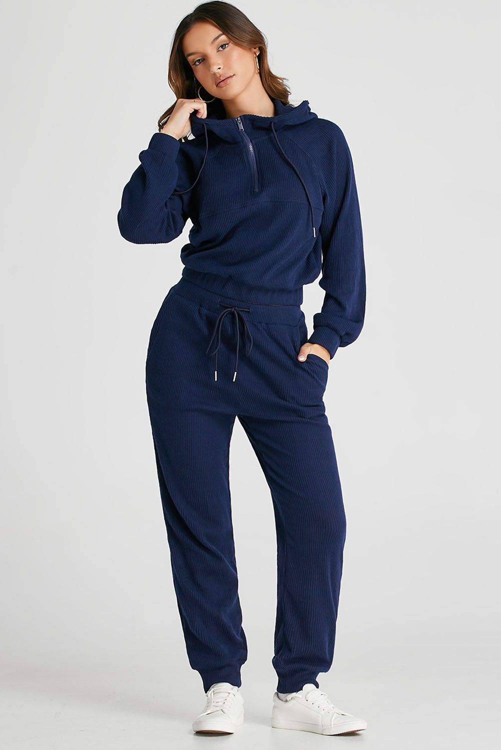 Set di felpa corta a maglia a coste blu navy e set di pantaloni da lavoro con cordino