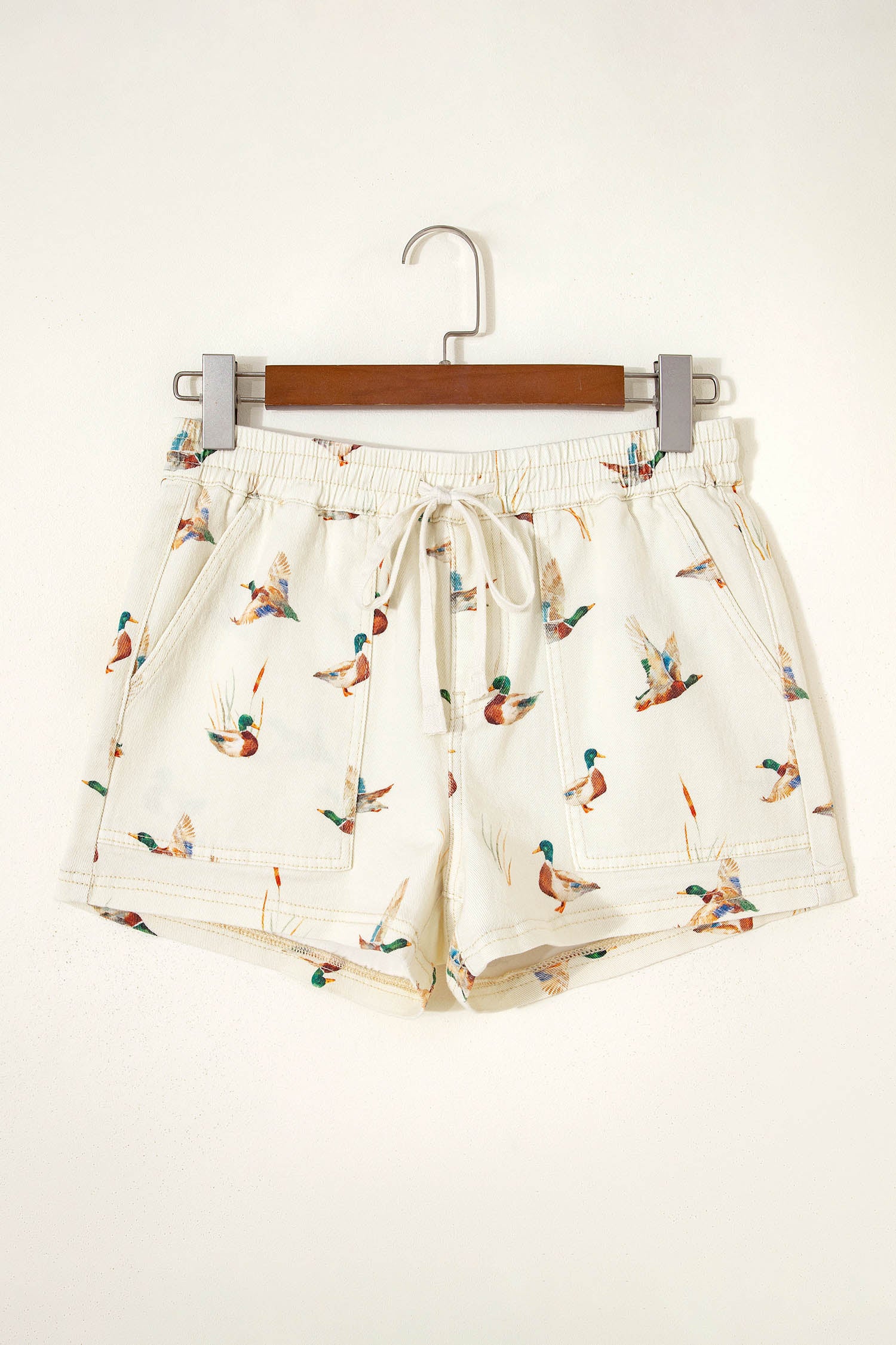 Beige Wildenten-Stockenten, bedruckt mit Jeansshorts aus Kordelzug