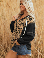 Capuz com costura contraste com costura de leopard castanho com punhos com fecho com um quarto de fecho - Damesmode Afbeelding 3 - Miniatuur