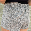 Pantalones cortos vaqueros de vaqueros con estampado de leopardo gris - Foto 2