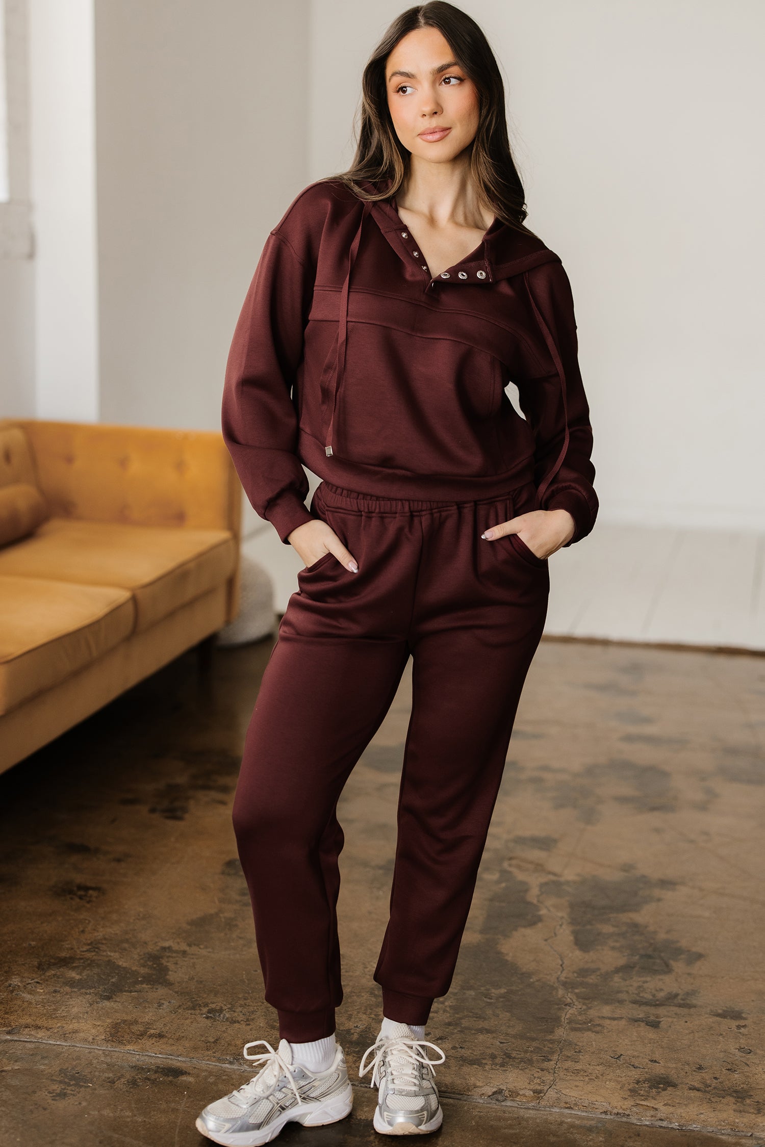 Chicory Coffee Button Kordelzug, geschnittener Hoodie Jogger 2 Stück Set