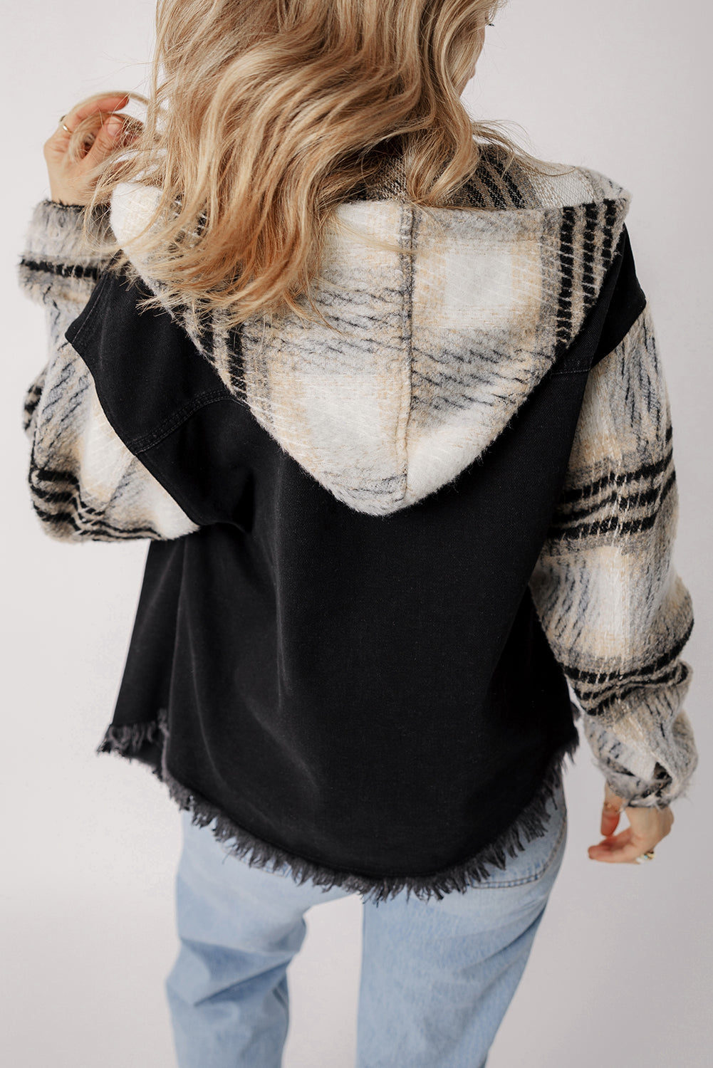 Veste en jean à manches à carreaux noirs à ourlet effiloché - Damesmode Afbeelding 2