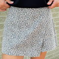Pantalones cortos vaqueros de vaqueros con estampado de leopardo gris - Foto 1