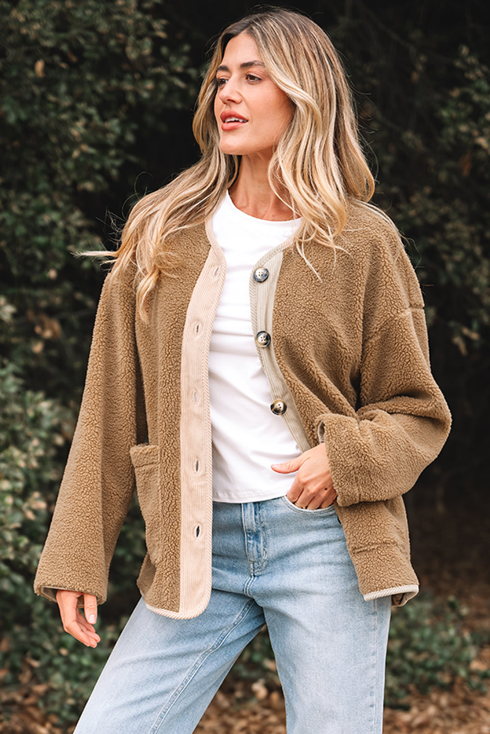 Veste en patchwork en velour côtelé beige français clair, bouffante, avec de grandes poches
