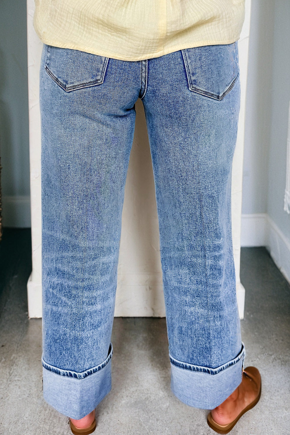 Myosotis midtsøm med manchetter, lige jeans med høj talje