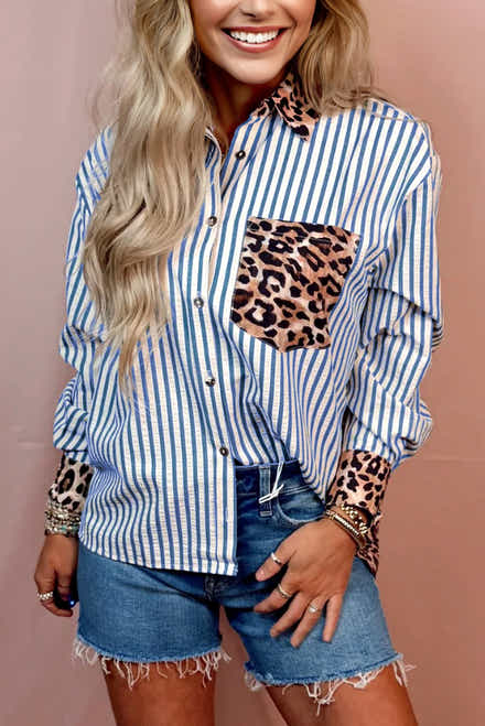 Camicia da donna a righe leopardate azzurro cielo con bottoni