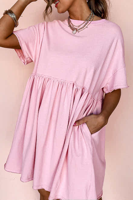 Hellrosa, einfarbiges Babydoll-Kleid mit Rohkante