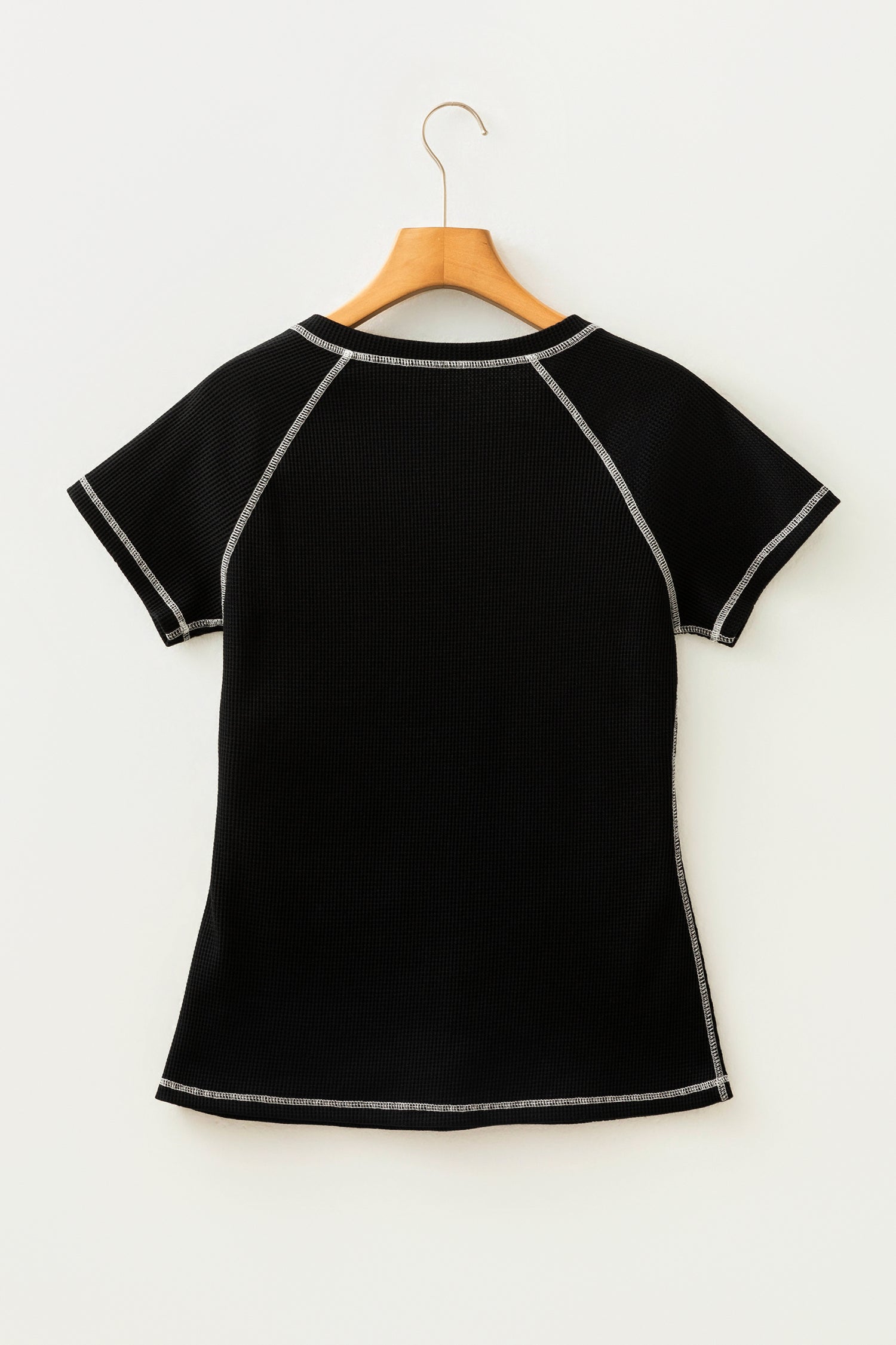 Schwarzer Waffel-Textur kontrastierter V-Ausschnitt-T-Shirt – Damenmode Bild 5