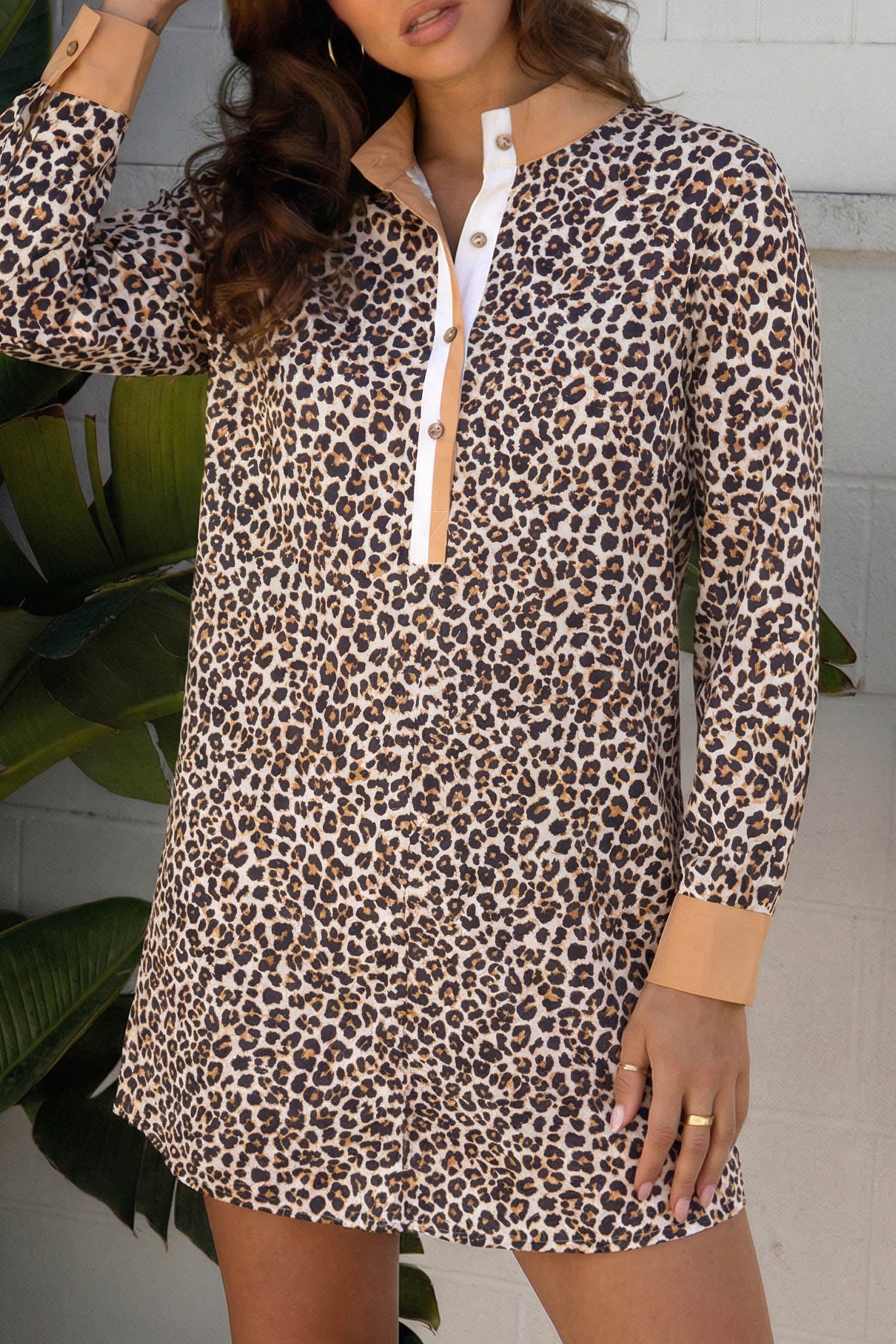 Khaki-Knopfgestreifter Kragen, Leopardenmuster, langärmeliges, ausgestelltes Kleid