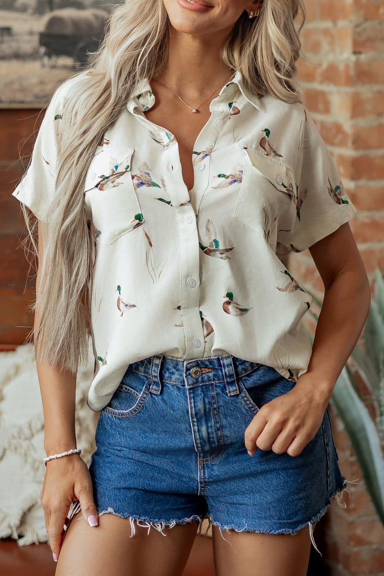 Camisa blanca de manga corta con solapa estampada de ánade real - Damesmode