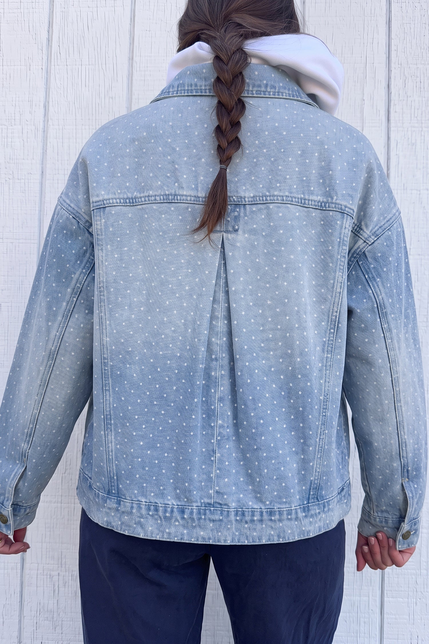 Veste en jean à manches longues à manches à poches bleu ciel, silhouette décontractée