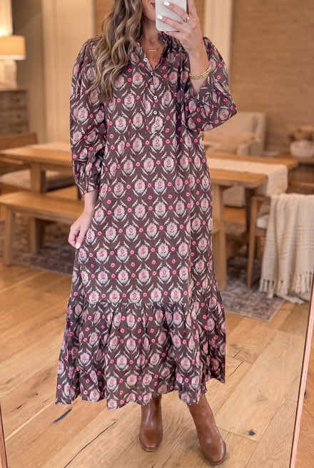Robe midi Midi à boutons à motifs floraux marron à volants à volants - Image de mode féminine 1
