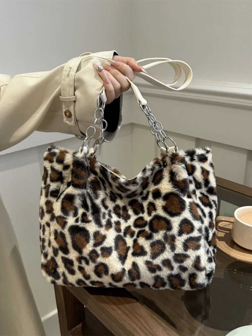Faux Fur Leopard Shoulder Bag - Exklusive Damenmode & Kleidung Kollektion | Redblad Deutschland