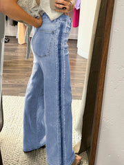 Jeans Beau Blue à rayures contrastantes, panneaux latéraux effilochés en patchwork - Damesmode Afbeelding 3 - Miniatuur