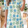 Vestido de manga corta con estampado floral azul celeste, medio botón con volantes y manga corta