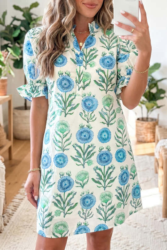 Vestido de manga corta con estampado floral azul celeste, medio botón con volantes y manga corta