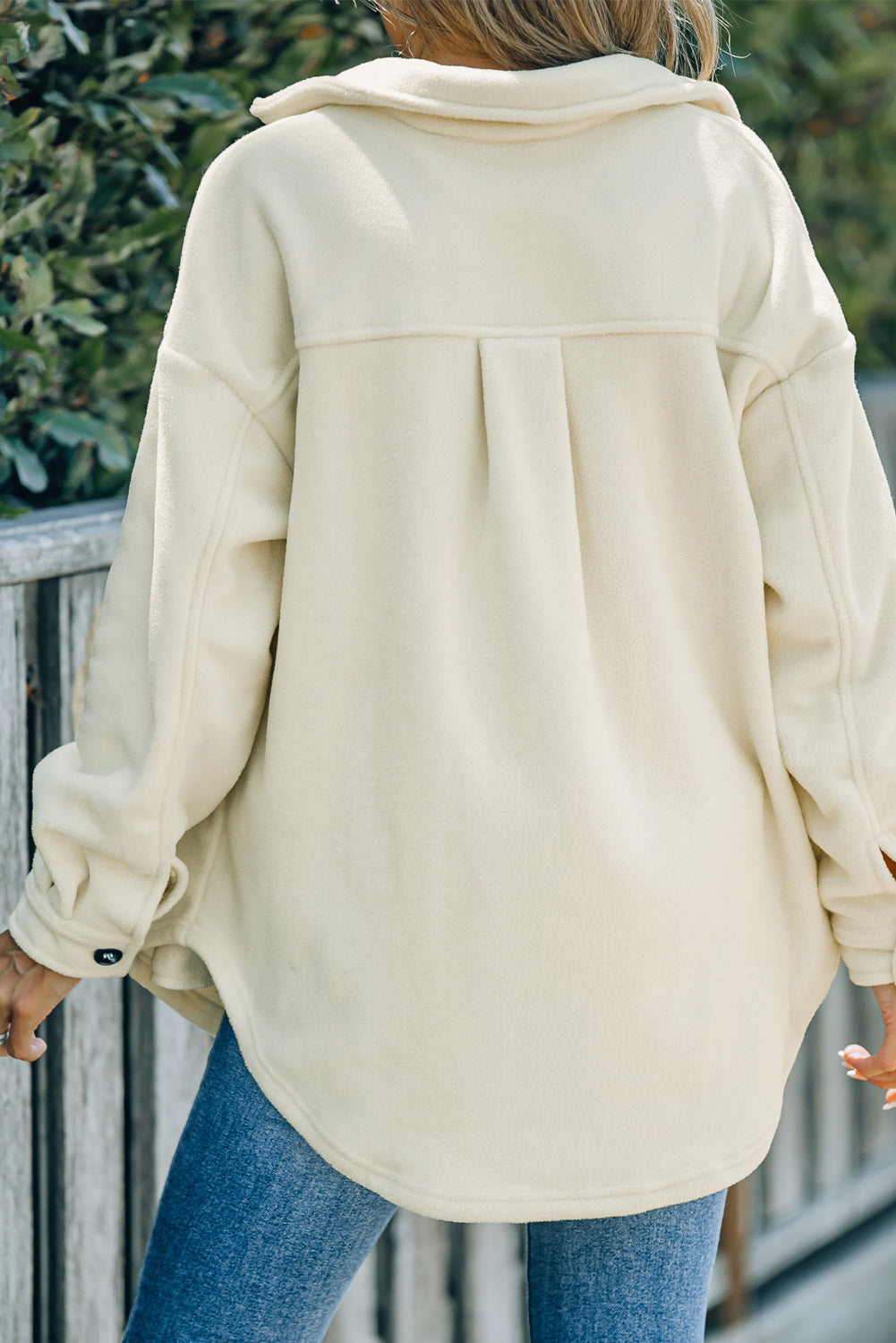 Beige Hemdjacke mit Umschlagkragen – Damenmode Bild 2