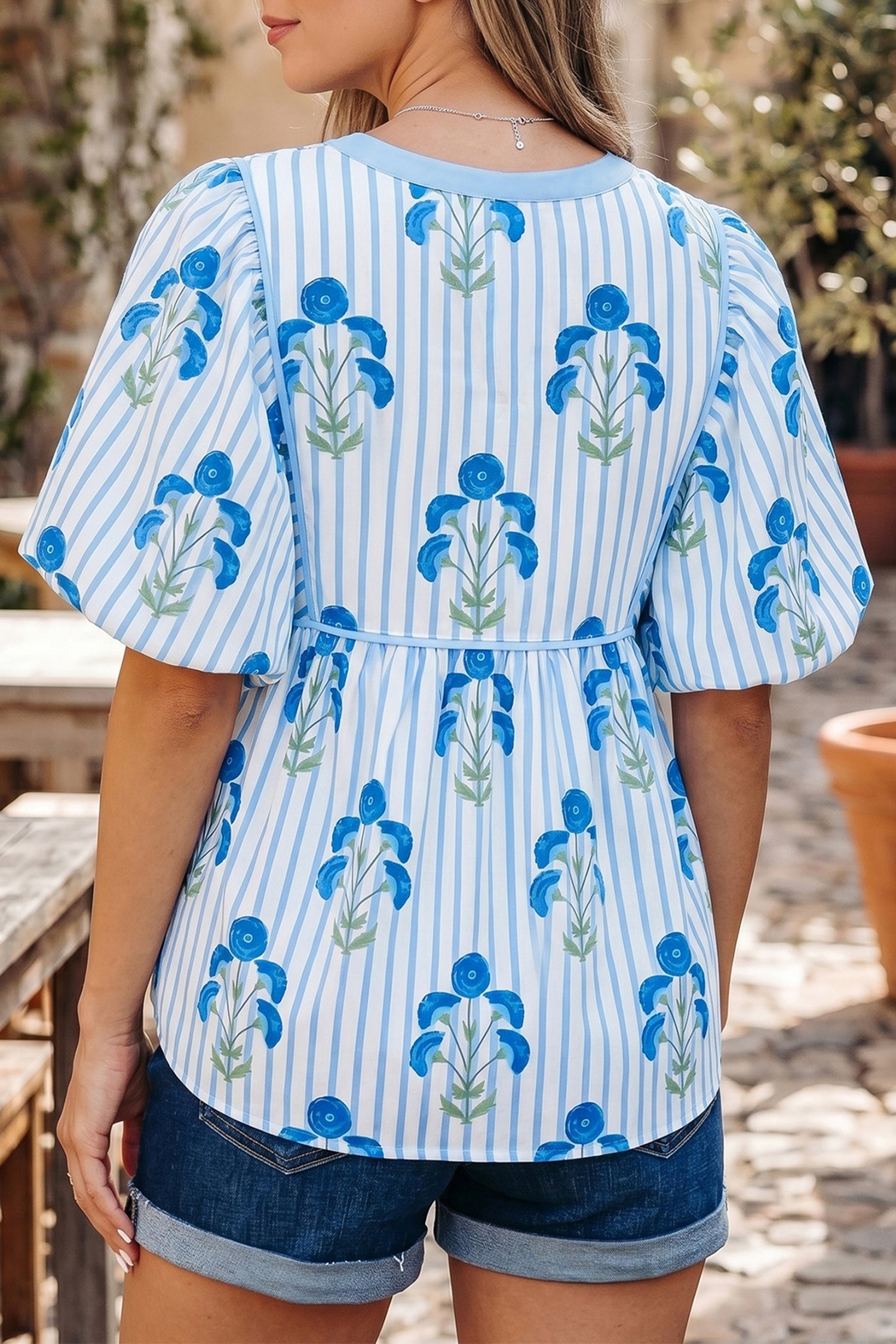 Chemisier à manches bouffantes à motif floral bleu ciel