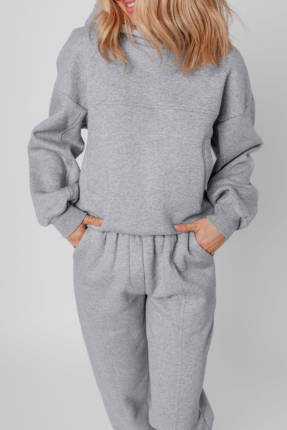 Set di felpe e pantaloni sportivi grigi con cuciture uniche e scoperti