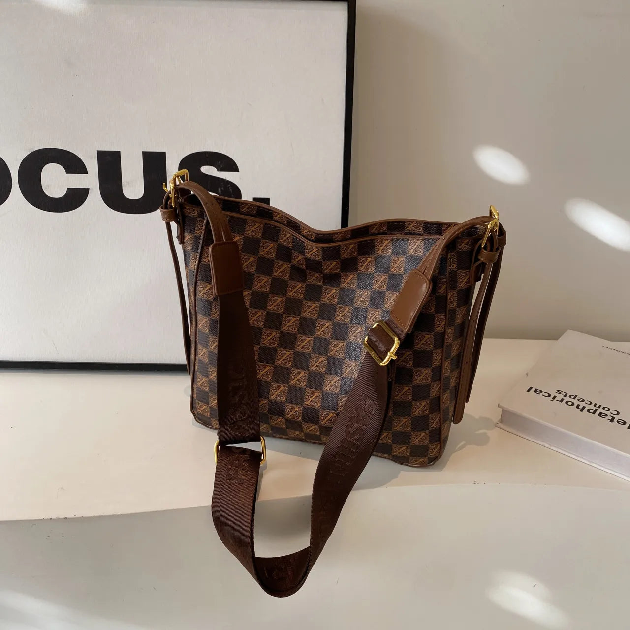 Checkered Pattern Shoulder Bag with Adjustable Strap - Luxe Damesmode & Kleding Collectie | Redblad Nederland