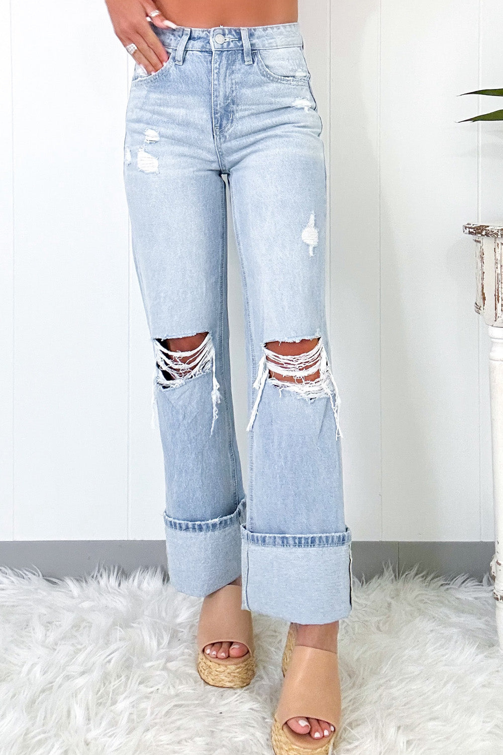Beau Blue Light Wash Distressed Straight Jeans - Damesmode Afbeelding 3