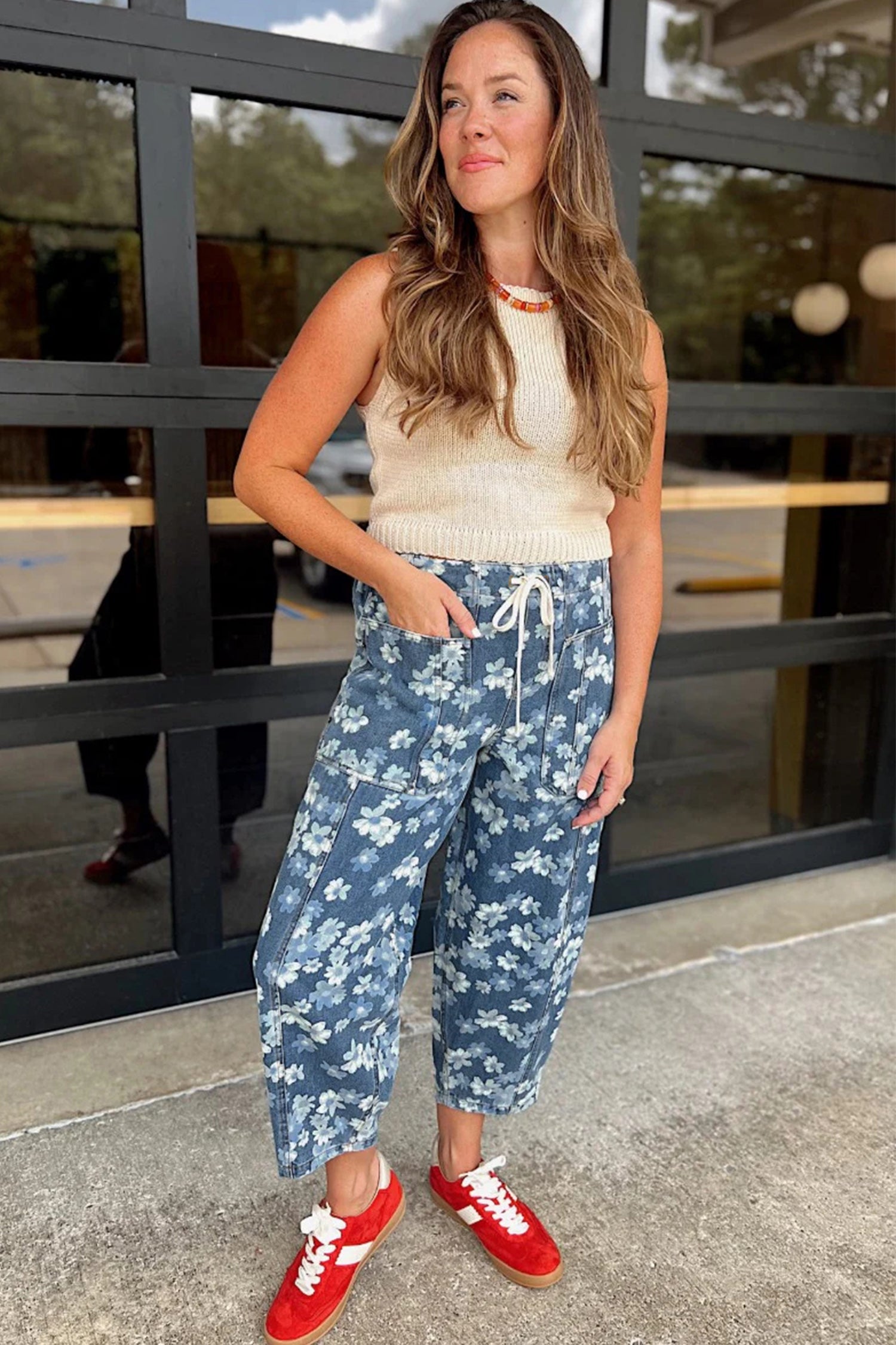 Jeans a botte floreale con stampa floreale azzurro cielo
