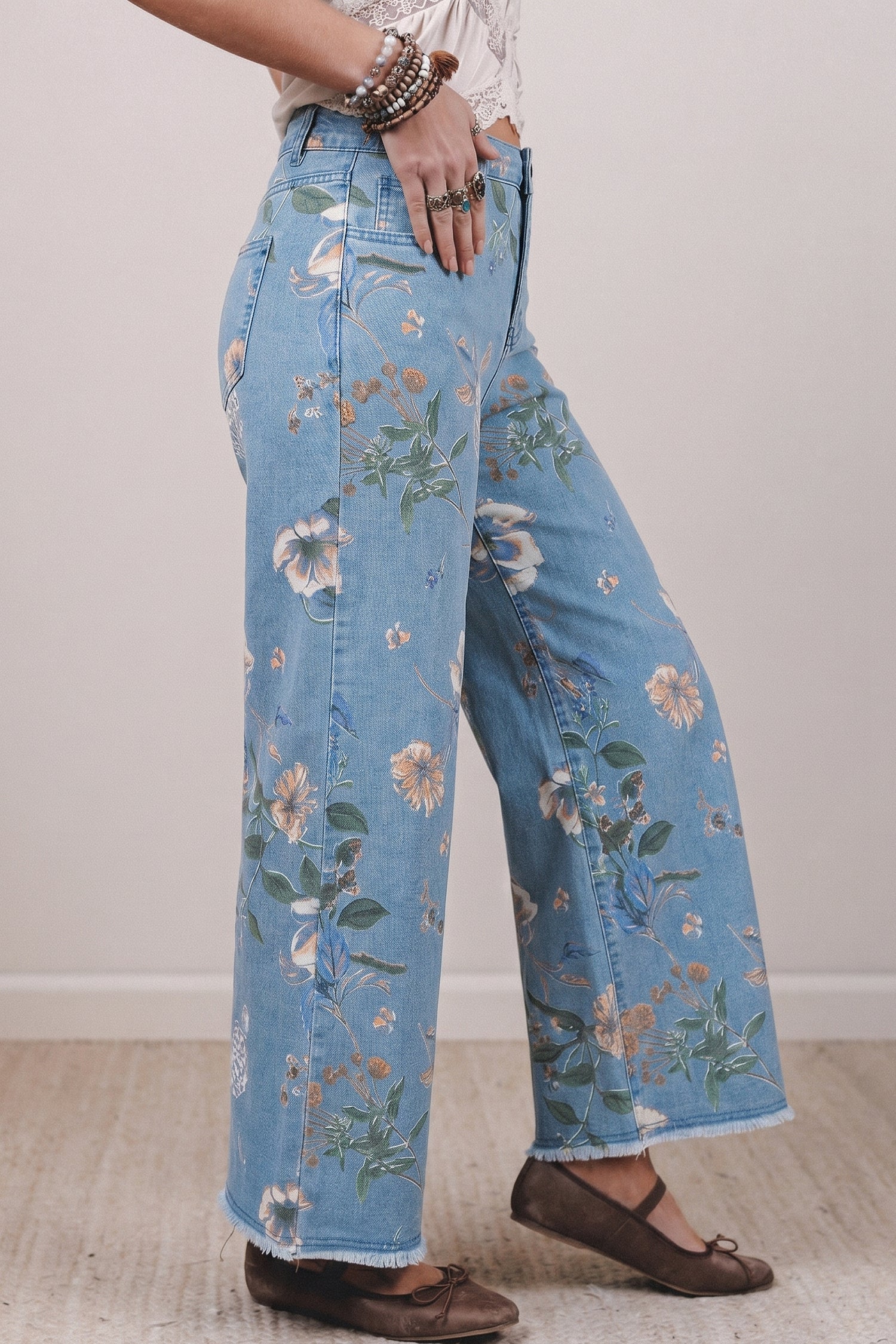 Jeans Sky Blue Retro com Estampado Floral Desfiado com Bainha