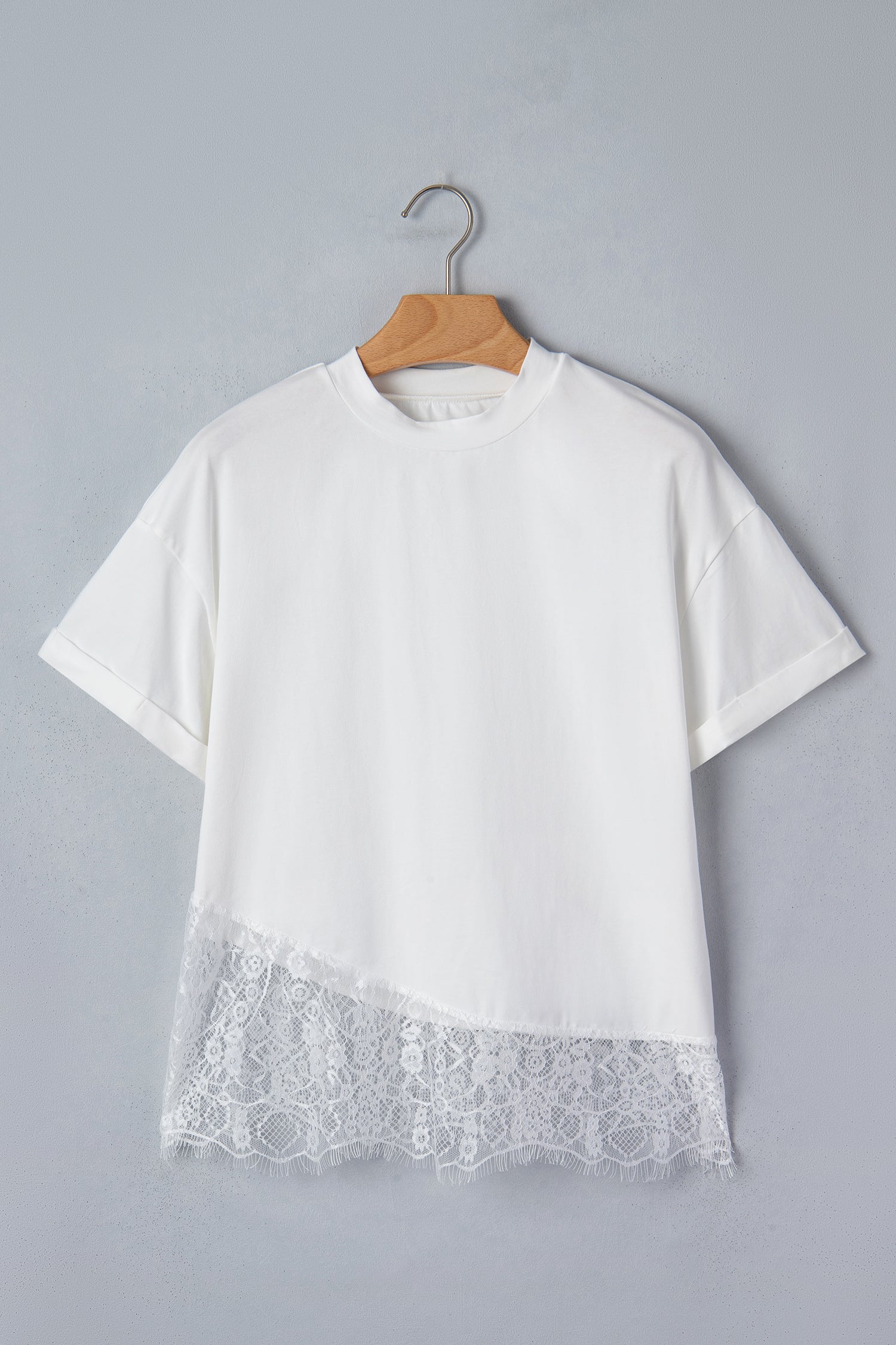 Weißes asymmetrisches Spitzensaum-Patchwork-T-Shirt