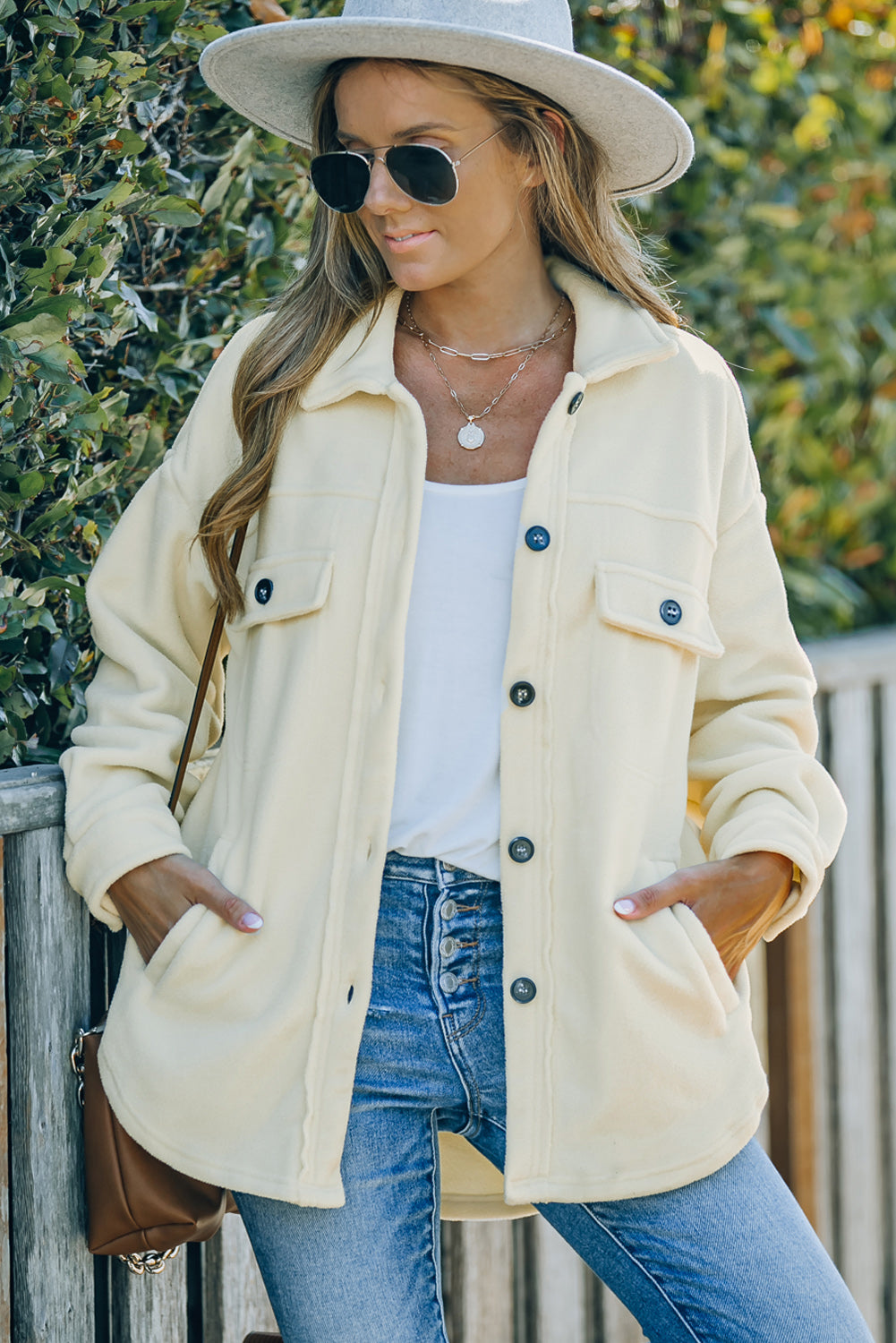 Beige Hemdjacke mit Umschlagkragen – Damenmode Bild 5