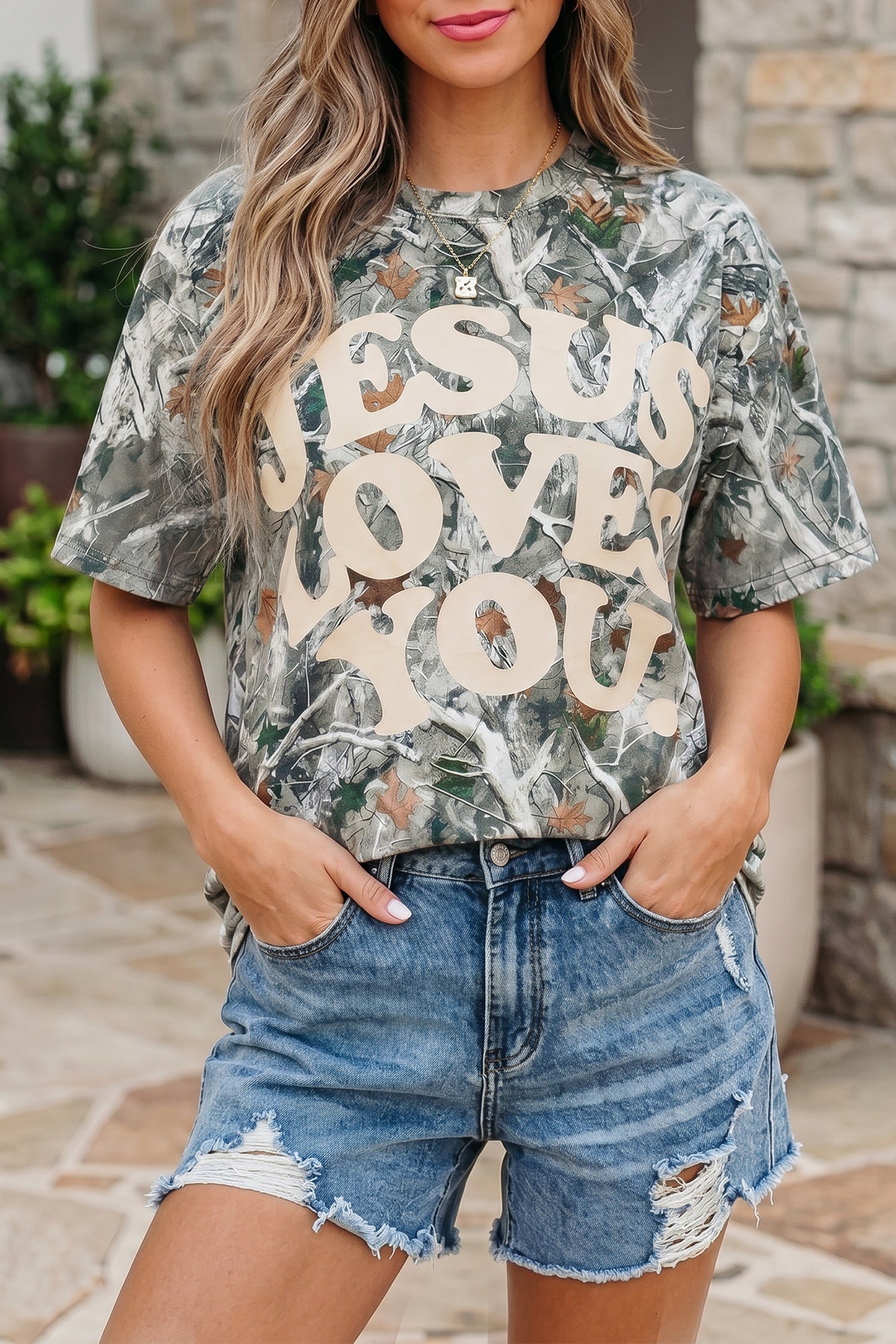 T-shirt décontracté Woodland Camo rose LOVE LIKE JESUS