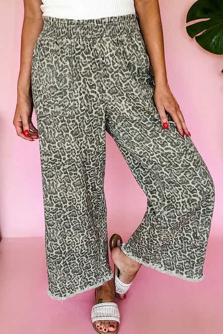 Bordo grezzo, con stampa leopardata marrone, vita elastica, jeans a tirare largo - Immagine moda femminile 1