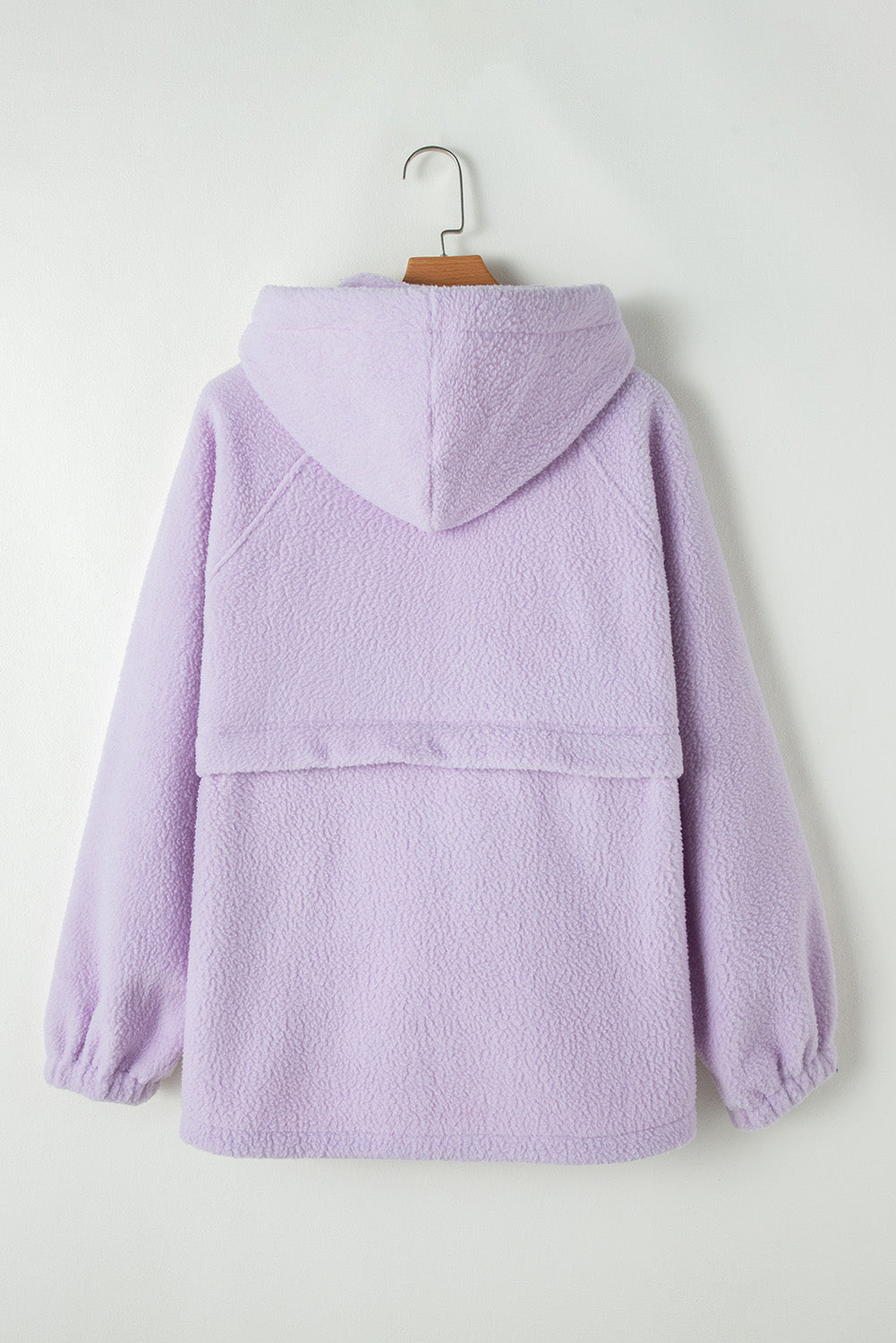 Bluza z kapturem z miękkim sznurkiem na kieszeni Lavendula z naszywką i miękkim sznurkiem
