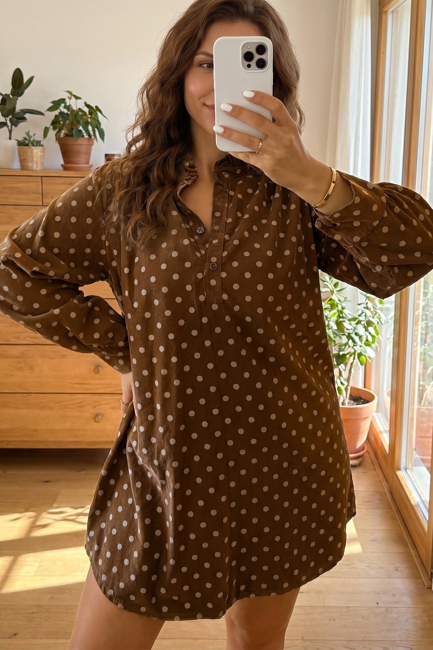Braunes Kleid mit V-Punkten, langärmligem Knopf-Shift
