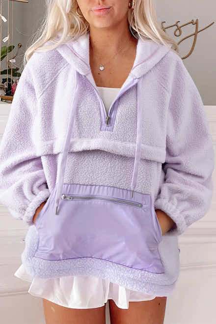Cappuccio con patch zip, tasca con pantalone e felliccio con camicia a filo Lavendula