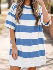 Vestido casual de t-shirt casual com riscas azuis com costura crua no ombro - Imagem de moda feminina 1 - Miniatuur