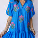 Blaue Blume bestickt mit gespaltenem Ausschnitt und kurzem Puffärmel und Rüschen-Saum-Kleid