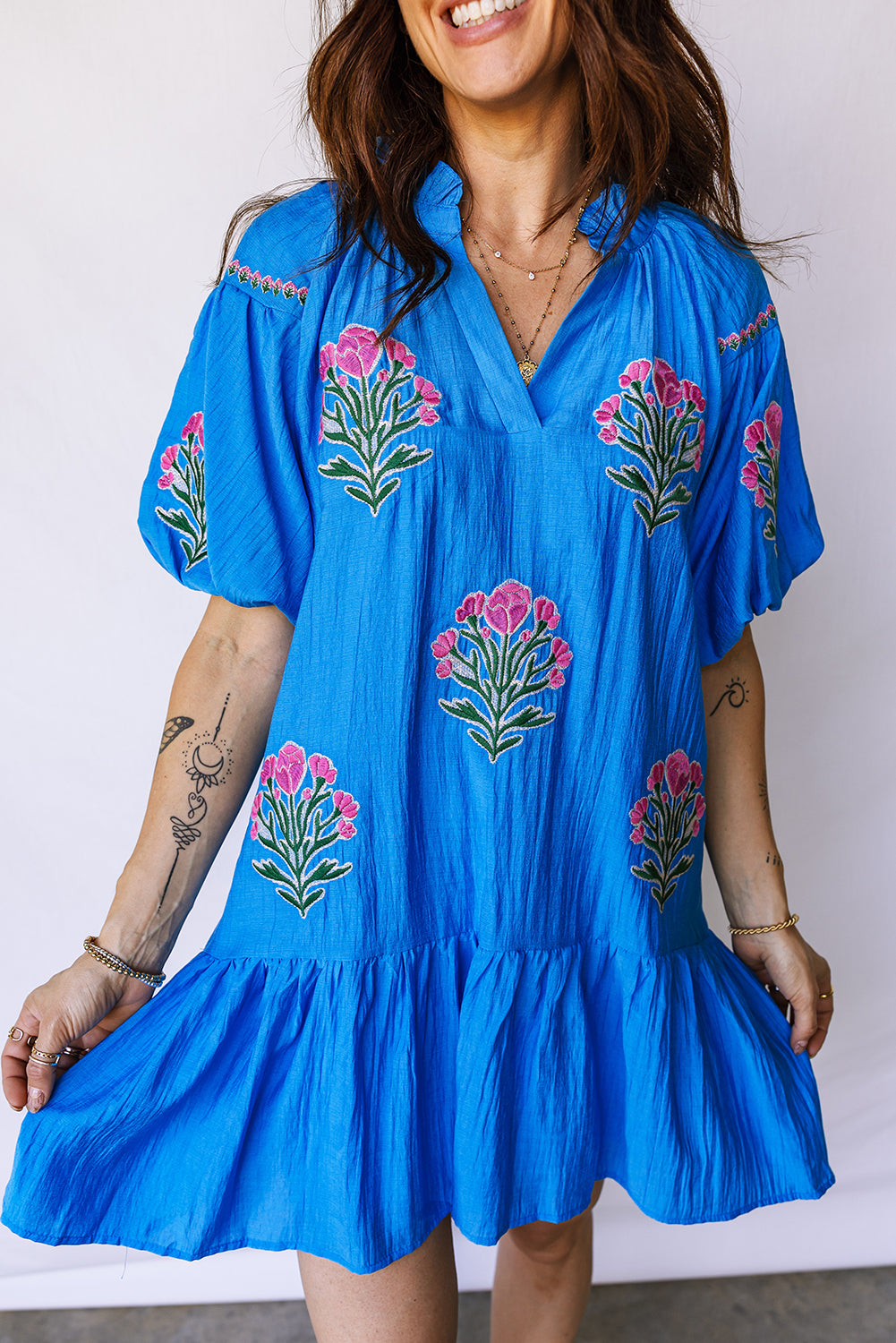 Blue Flower Embroidered Split Neck Short Puff Sleeve Ruffle Hem Dress - Damesmode Afbeelding 1