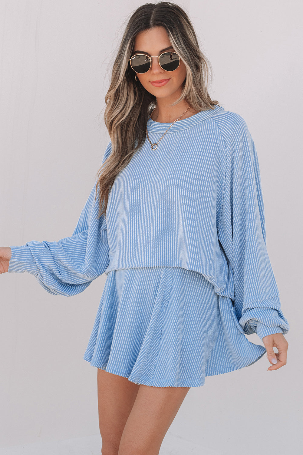 Ensemble de mini-jupon à manches de lanterne à manches de lanterne bleu ciel taille haute à volants