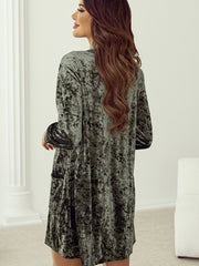 Dschungelgrünes Samtkleid mit langen Ärmeln mit V-Ausschnitt und Taschen - Miniatuur