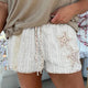Wäiss Texturéiert Spëtzdetail Blummen-Stärpatch Zuchschnouer Casual Shorts