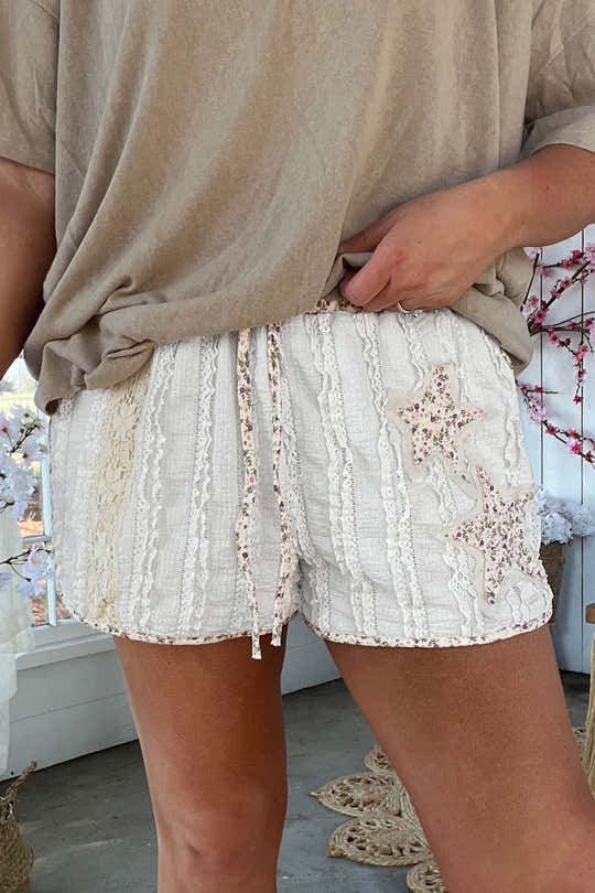 Weiße strukturierte Spitzen-Detail-Floral-Star-Patch-Kordelzug-Casual-Shorts