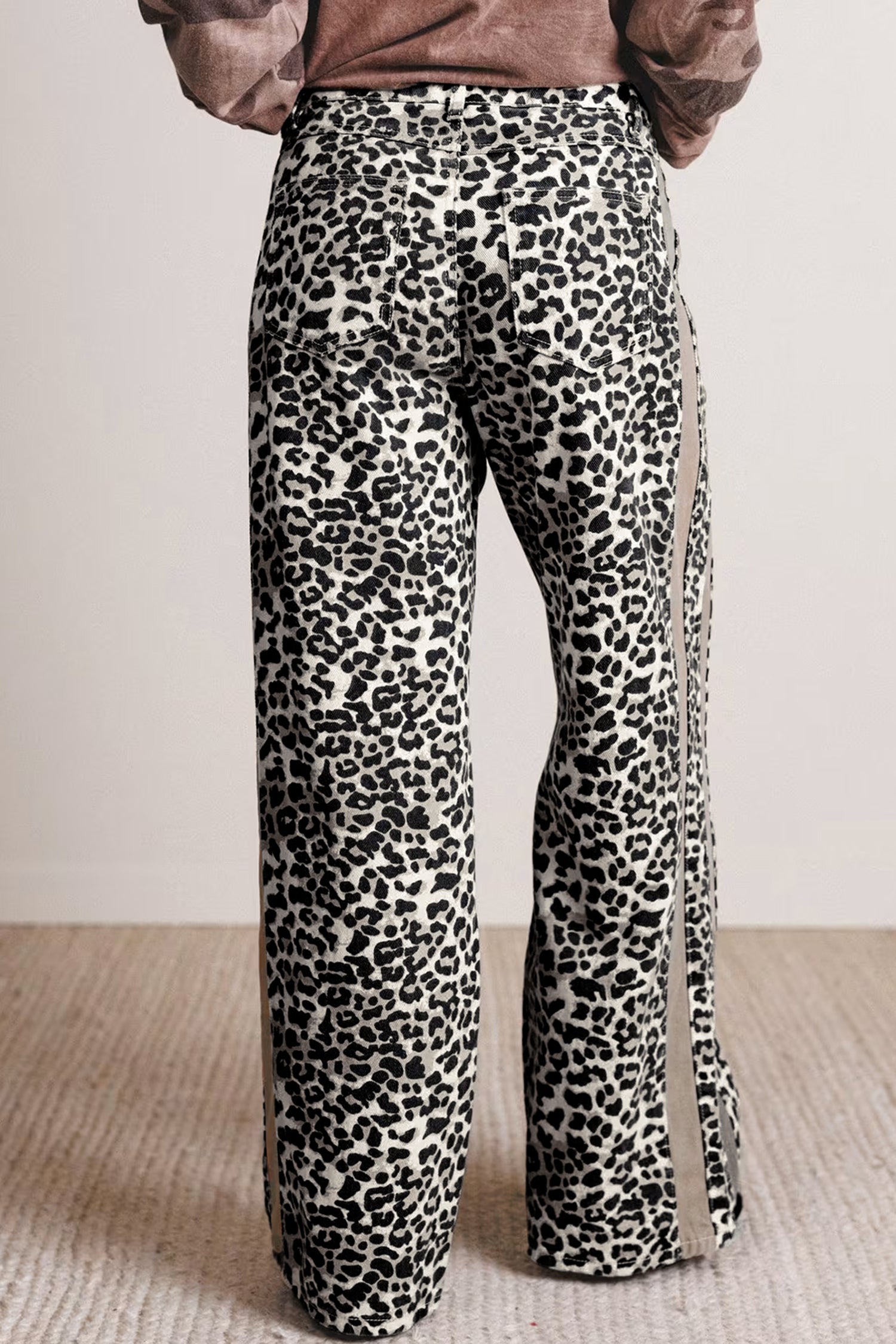 Jeans com cordão de leopardo caqui com cordão de cintura e perna reta