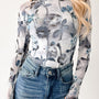 Top a maniche lunghe a maniche lunghe con scollo alto in rete floreale azzurro cielo