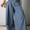 Himmelblaue Streifen mit Knopfen und Falten und Kordelzug in der Taille, legere Jeans mit weiten Beinen - Foto 1