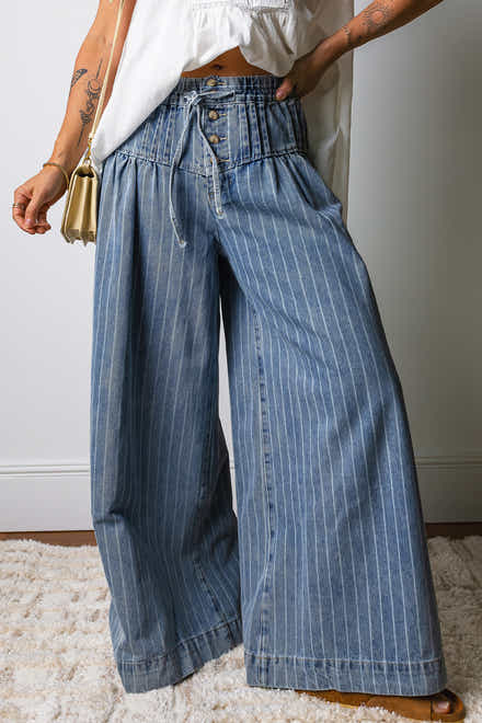 Jeans casual a gamba larga a righe azzurro cielo con bottoni, collaccio a corda piegata